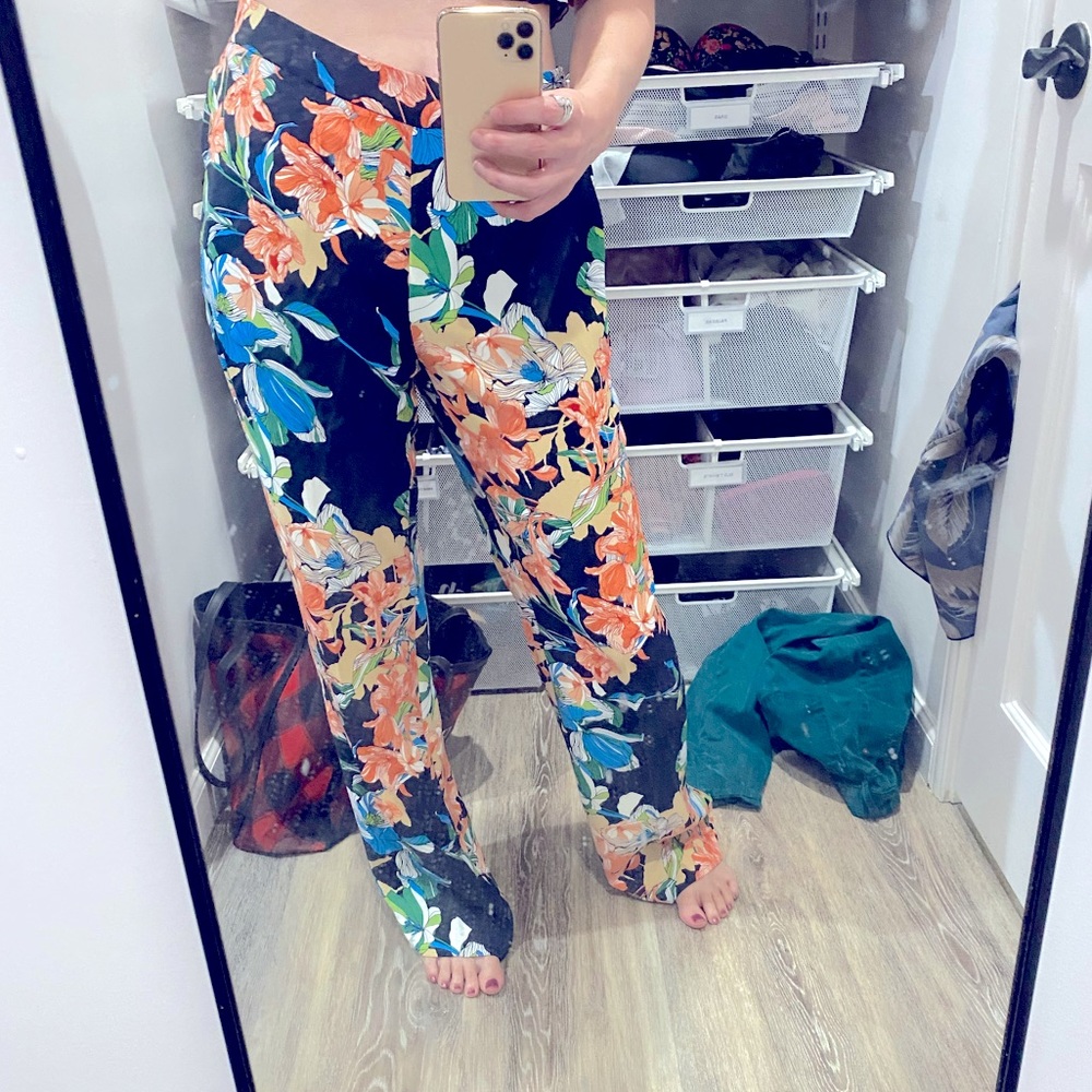Super flattering and Comfortable Chicos Floral Pant!